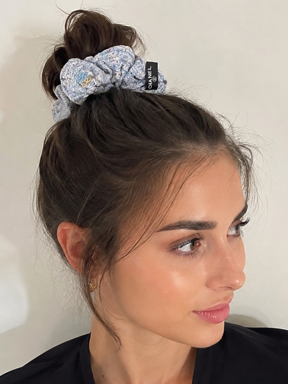CHANEL Upcycled Tweed Scrunchie – Blue/White – CC Detail